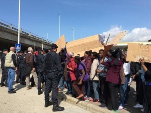 Cagliari protesta migranti contro impronte