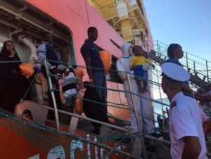 E' attraccata al molo Rinascita del porto di Cagliari la nave mercantile norvegese Siem Pilot con a bordo 931 migranti soccorsi giovedì e venerdì al largo delle coste della Libia durante le 26 operazioni coordinate dalla capitaneria di porto nel corso delle quali sono state salvate 2150 persone, 24 luglio 2016. ANSA/MANUEL SCORDO