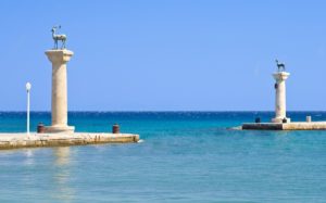 il-colosso-di-rodi-–-una-delle-sette-meraviglie-del-mondo-antico-statues-of-deers-in-harbor-of-rhodes-city-rhodes-island-greece-113-55b0-1