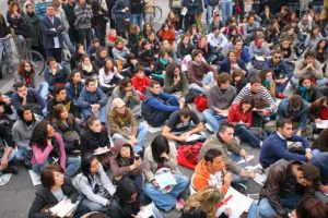 FOTO IPP/TOMMASO BALESTRA - MILANO 22/10/2008 LEZIONE DI PROTESTA IN PIAZZA DUOMO DEGLI STUDENTI DELLA UNIVERSITA STATALE DI MILANO